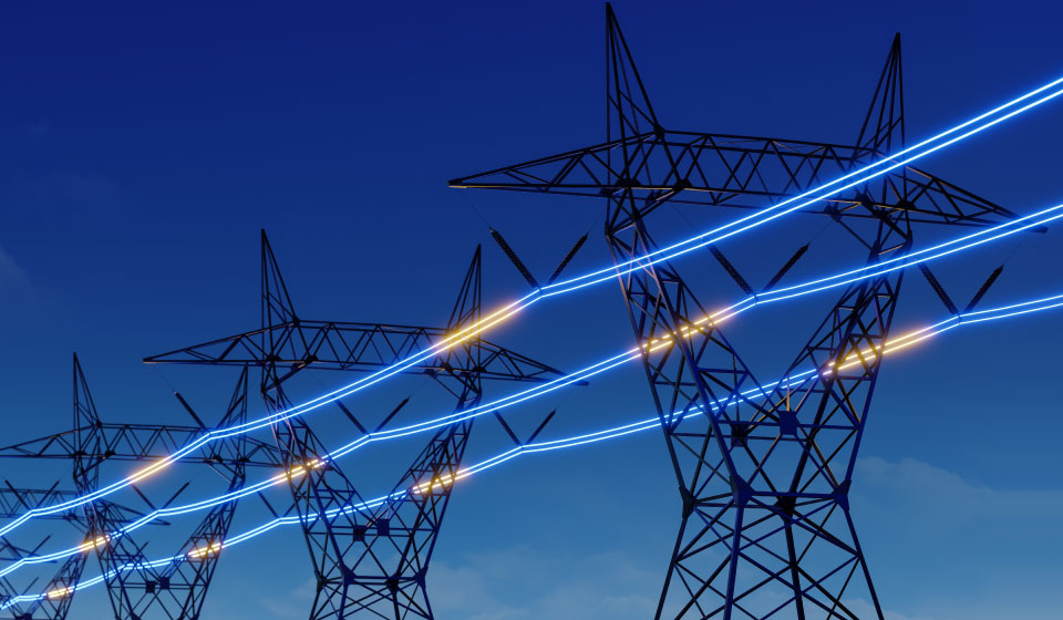 Tralicci elettrici su sfondo cielo limpido