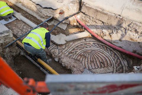 Operaio su scavi, che rinviene mosaico Romano