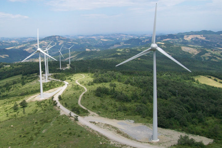 Centrale eolica su collina