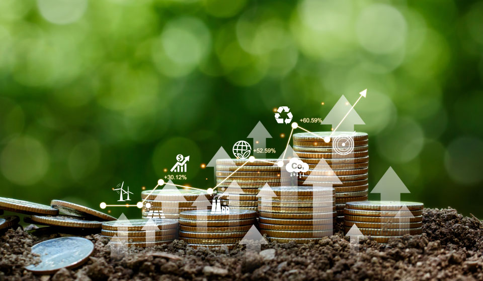 Green Financing Framework, insieme di monete impilate con indicatori di crescita