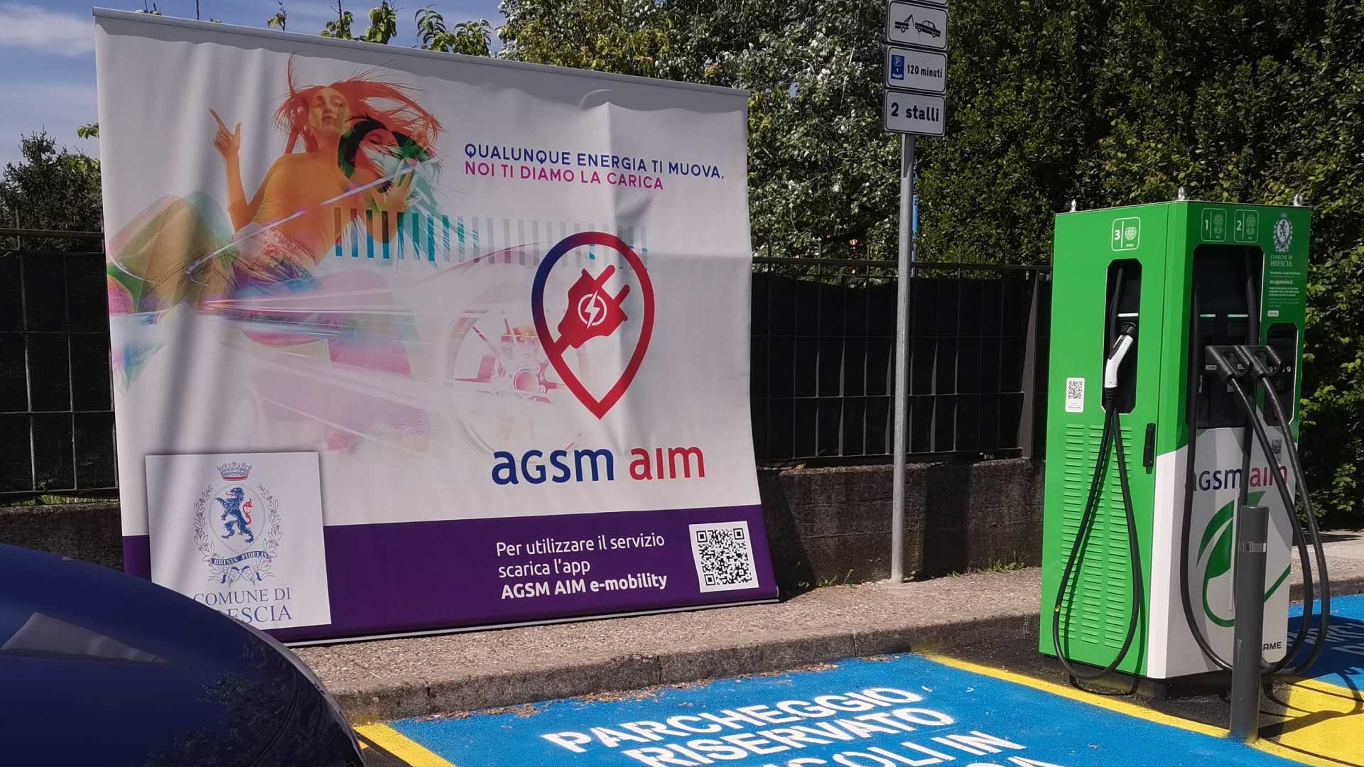 Spazio di ricarica elettrica con colonnina di ricarica agsm aim